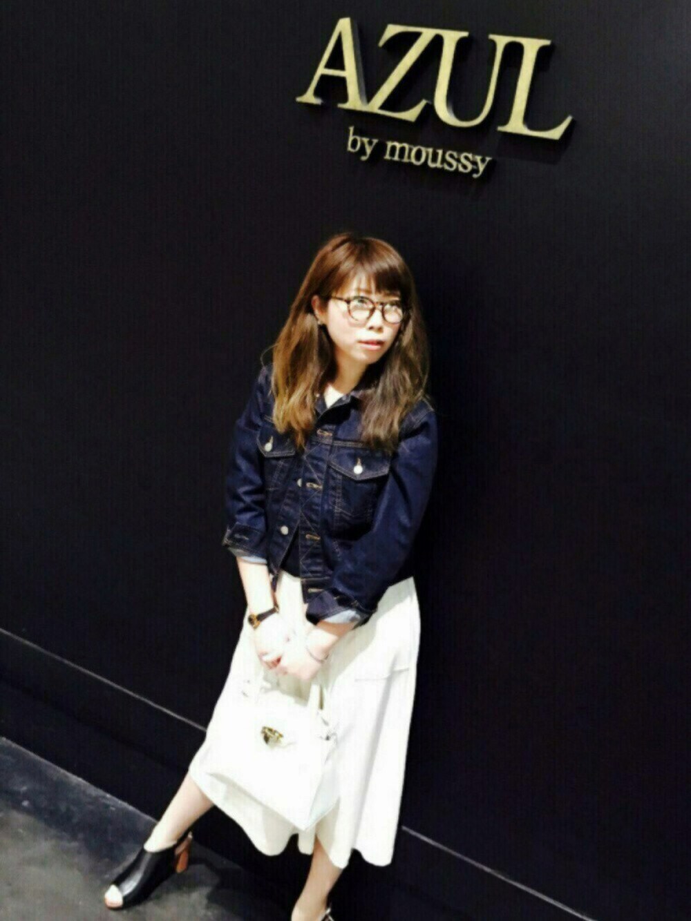 「デニム、Gジャン、大人カジュアル、春コーデ、シンプルコーデ、オトナカジュアル、スカーチョ、ダテメガネ、AZUL by moussy」｜「AZUL by moussyの9.8ozストレートヨークGジャン（その他アウター、ブルー系）」を使った、mai sumikawaさん（レディース・158cm）の春コーディネートの1枚目の写真