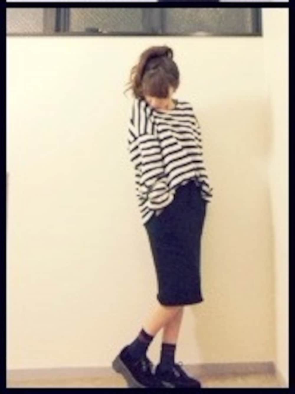 「スウェット、ボーダー、モテないコーデ」｜「DHOLICのセットアップ。

上だけをキテミマシタ♡（Tシャツ/カットソー、ブルー系）」を使った、高橋愛さん（レディース・154cm）の秋コーディネートの1枚目の写真