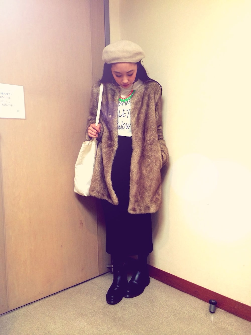 「ファー、ベレー帽、WEAR」｜「HeatherのSALeで買ったHeatherのTシャツ。（Tシャツ/カットソー、ホワイト系）」を使った、高橋愛さん（レディース・154cm）の秋コーディネートの1枚目の写真