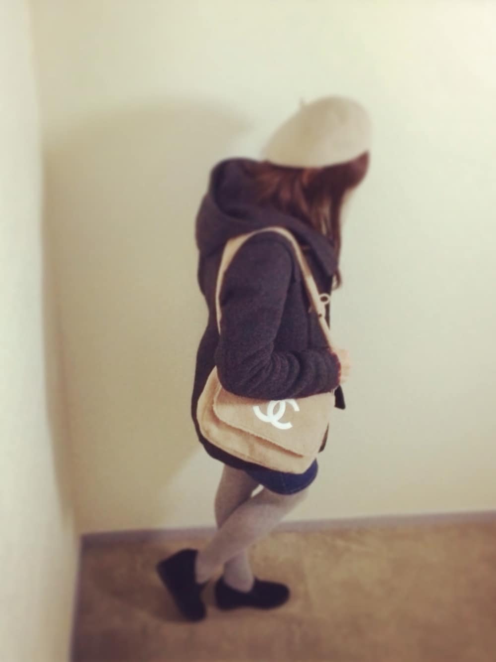 「デニム、ダッフルコート、シャネル」｜「CHANELのCHANELのバックはsaleでGET！！

ネットサーフィンで見つけたょ♡（トートバッグ、ベージュ系）」を使った、高橋愛さん（レディース・154cm）の冬コーディネートの1枚目の写真