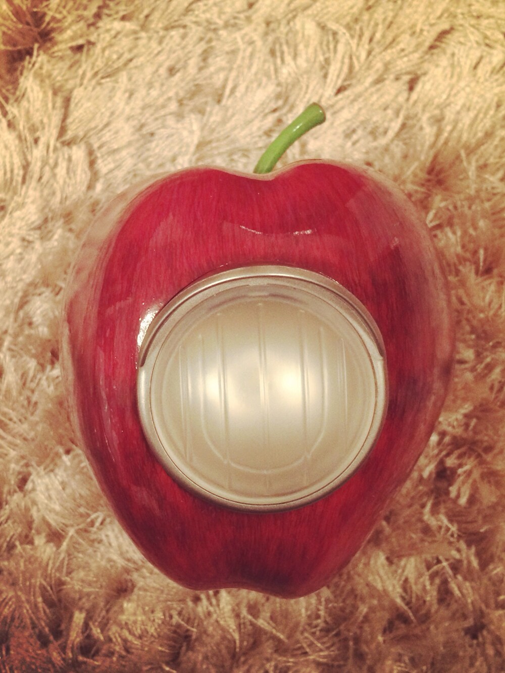 「red、りんご、アンダーカバー」｜「UNDERCOVERのGILAPPLEのライト🍎（照明、レッド系）」を使った、高橋愛さん（レディース・154cm）の冬コーディネートの1枚目の写真