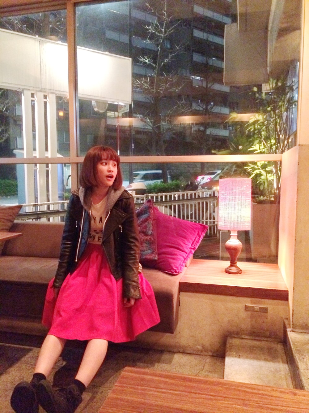 「ライダース、cafe、まったり」｜「LOWRYS FARMのチャンピオンとローリーズのコラボパーカー。（パーカー、グレー系）」を使った、高橋愛さん（レディース・154cm）の春コーディネートの1枚目の写真