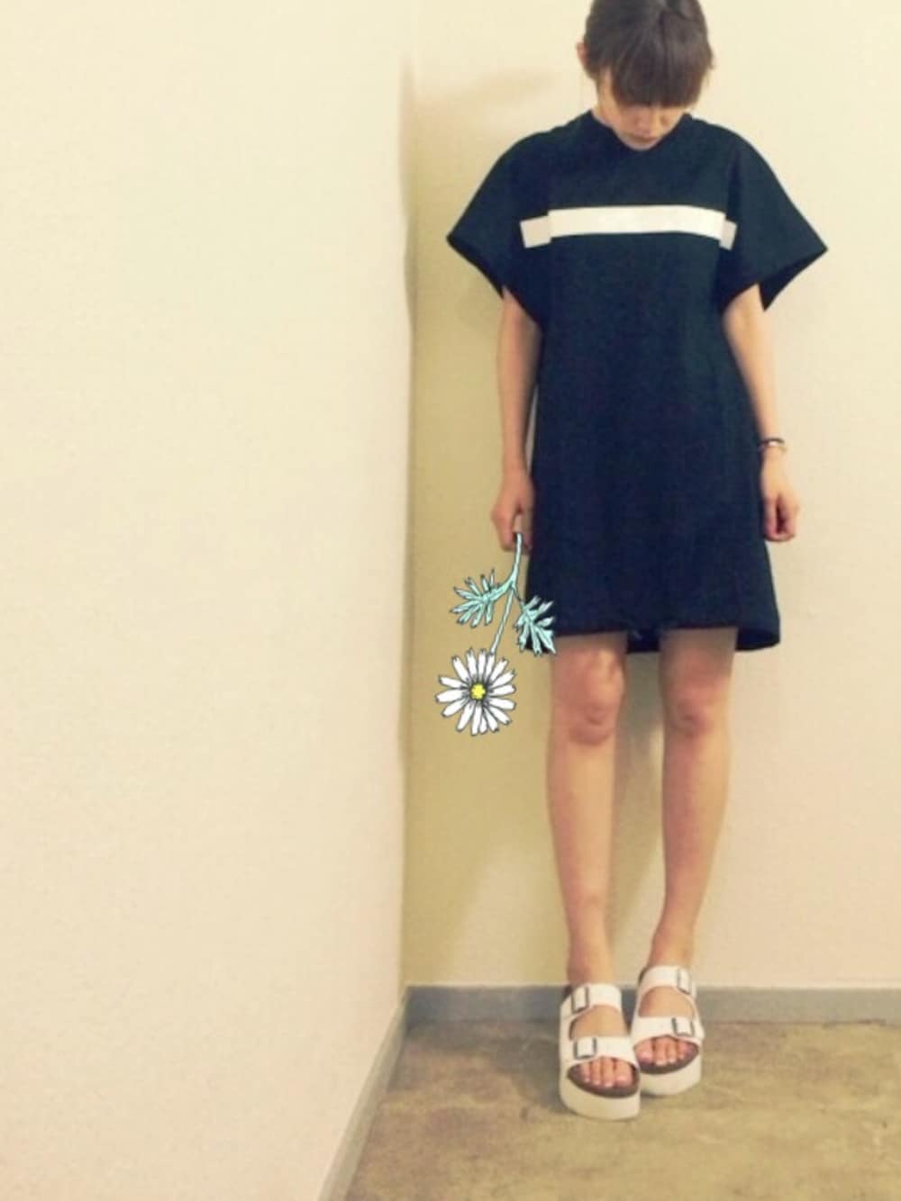 「Tシャツ、黒、モノトーン、白、シャツワンピ、ジェフリーキャンベル(Jeffrey Campbell)、厚底サンダル、CATCOPY」｜「CATCOPYのCATCOPY Tシャツワンピ♡（ワンピース、ブラック系）」を使った、高橋愛さん（レディース・154cm）の夏コーディネートの1枚目の写真