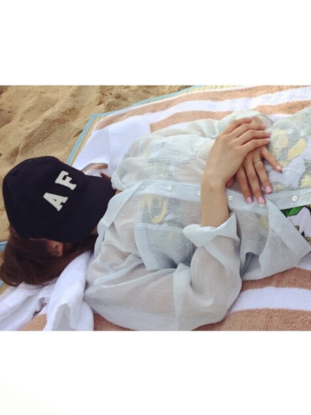 「ビーチスタイル、hawaii、American Apparel、snidel、水着、アメアパ、レモン柄、檸檬柄」｜「SNIDELのフーデッドフレアシャツ（シャツ/ブラウス、ブルー系）」を使った、高橋愛さん（メンズ・154cm）の夏コーディネートの1枚目の写真