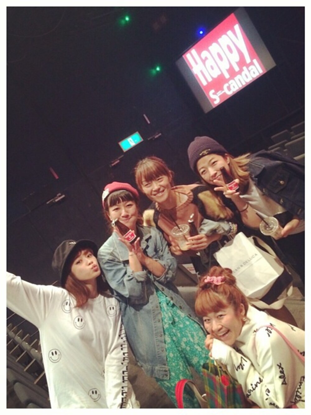 「CATCOPY、バケットハット、あべこうじ、あべこうじ単独ライブ、楽しかった♡」｜「cat copyのcat copyでGETしたトップス♡
大人気だったょーーー✨（Tシャツ/カットソー、ホワイト系）」を使った、高橋愛さん（レディース・154cm）の秋コーディネートの1枚目の写真