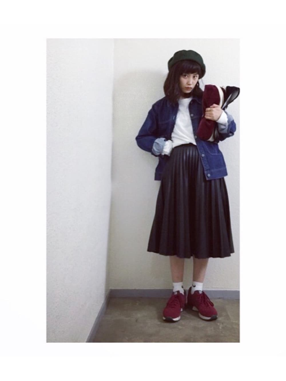 「福井、LEPSIM LOWRYS FARM、ベレー帽、グリーン、レザースカート、TOPSHOP、オニツカタイガー、20/80、クラッチバッグ、スニーカー」｜「cat copyのcat copyでGETしたトップス♡
大人気だったょーーー✨（Tシャツ/カットソー、ホワイト系）」を使った、高橋愛さん（レディース・154cm）の秋コーディネートの1枚目の写真