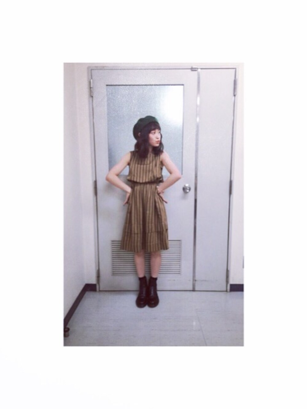 「apart by lowrys、LEPSIM LOWRYS FARM、LEPSIM、ベレー帽、サイドゴアブーツ、Dr.Martens、Ray BEAMS、ラインソックス」｜「A part byのCTストライプミドルノースリーブワンピース　　551790（ワンピース）」を使った、高橋愛さん（レディース・154cm）の秋コーディネートの1枚目の写真