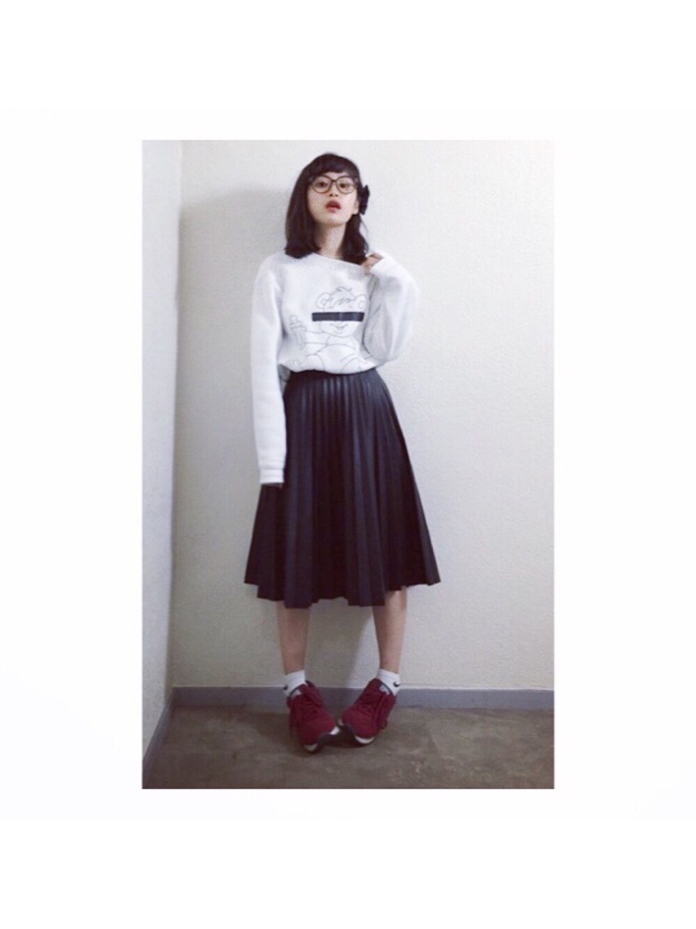 「CATCOPY、白、白スエット、プリーツスカート、レザー、TOPSHOP、オニツカタイガー、NIKE、American Apparel、リボン」｜「cat copyのアイテム（スウェット、ホワイト系）」を使った、高橋愛さん（レディース・154cm）の秋コーディネートの1枚目の写真