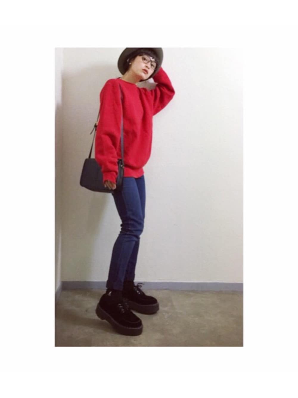 「Champion、スエット、American Apparel、スキニーデニム、イヴサンローラン、YVES SAINT LAURENT、カンゴール、CA4LA」｜「Championのアイテム（スウェット、レッド系）」を使った、高橋愛さん（レディース・154cm）の秋コーディネートの1枚目の写真