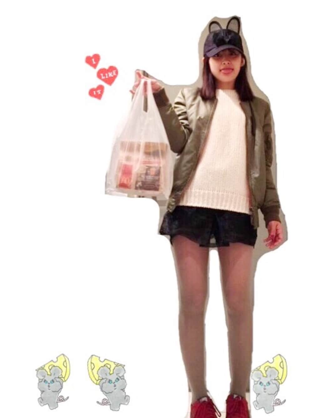 「GREED International(GREED International)、白ニット、セーター、CHERIE、SLY、MA-1、カーキ、オニツカタイガー、カラータイツ」｜「CHERIEのアイテム（その他パンツ、ブラック系）」を使った、高橋愛さん（レディース・154cm）の秋コーディネートの1枚目の写真