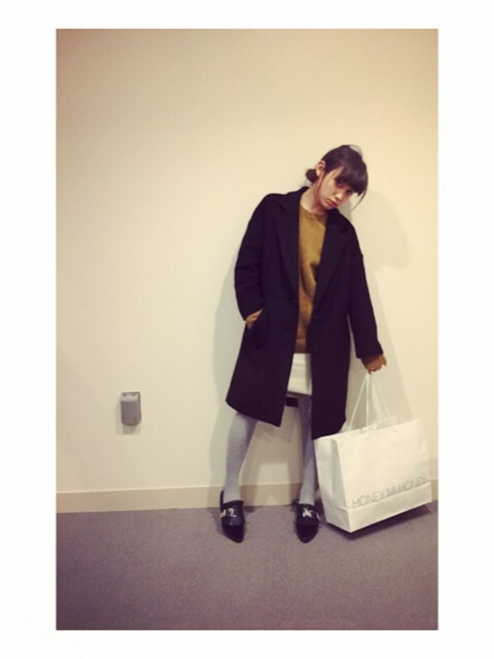 「honey mi honey、タイトスカート、リブ　、グレータイツ、チェスターコート、お買い物、HARE、JEANASiS、TOGA、白スカート」｜「JEANASISのBIGチェスターコート（ジャケット/アウター、ブラック系）」を使った、高橋愛さん（レディース・154cm）の冬コーディネートの1枚目の写真