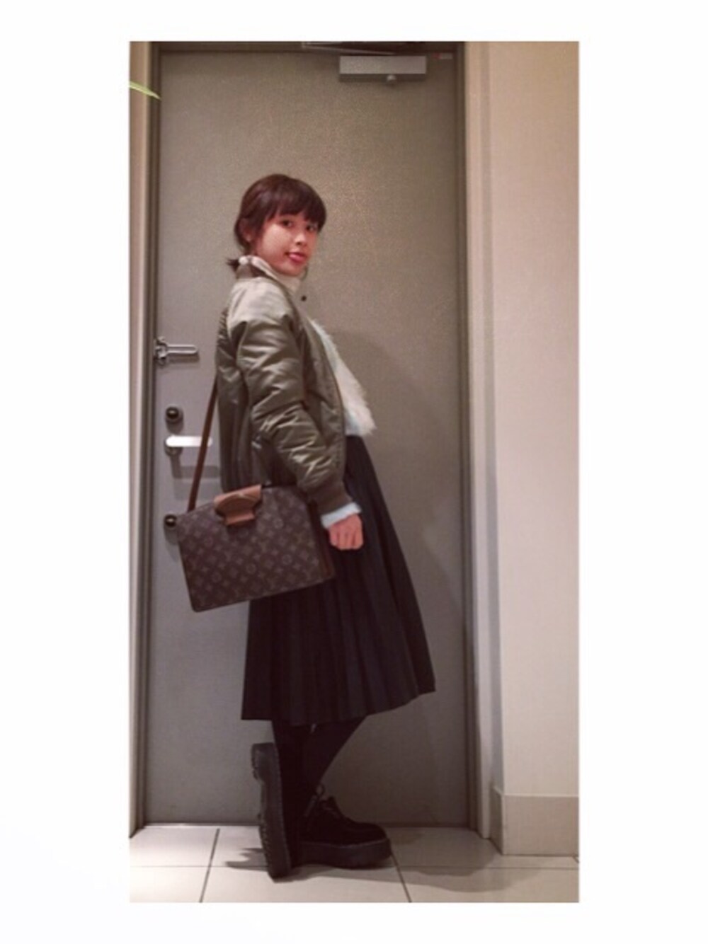 「あったかいんだから、SLY、Dr.Martens、プリーツスカート、レザースカート、TOPSHOP、g.v.g.v.、くまさん、vintage、MA-1」｜「SLYのSTABLE MA-1（ブルゾン、グリーン系）」を使った、高橋愛さん（レディース・154cm）の冬コーディネートの1枚目の写真