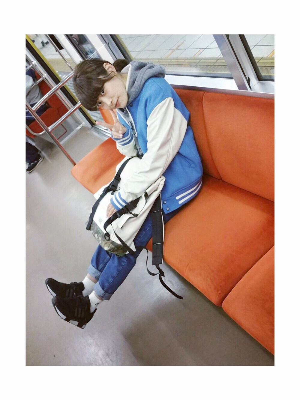 「バックパック、リュック、白い靴下、adidas、adidas originals、moussy、American Apparel、スタジャン、デニム、ボーイフレンドデニム」｜「American Apparelのアイテム（スタジャン、ブルー系）」を使った、高橋愛さん（レディース・154cm）の冬コーディネートの1枚目の写真
