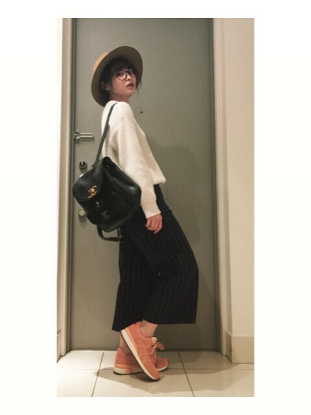 「ootd、hat、URBAN RESEARCH、ガウチョパンツ、cher、オニツカタイガー、vintage、vinivini 、chanel、ピンク」｜「American Apparelのアイテム（ニット/セーター、ホワイト系）」を使った、高橋愛さん（レディース・154cm）の春コーディネートの1枚目の写真