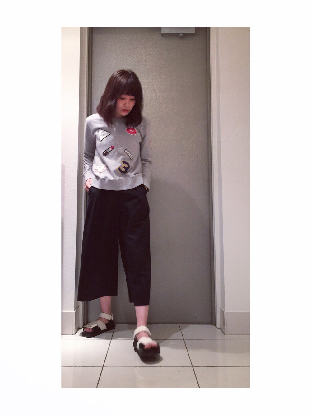 「mer、thpry+color、武智志穂、ootd、あったかいんだから、ガウチョパンツ、ワイドパンツ、SLY、TONAL、ペタンコサンダル」｜「thpry＋colorの【TC】ワッペンスウェットプルオーバー（スウェット、グレー系）」を使った、高橋愛さん（レディース・154cm）の春コーディネートの1枚目の写真