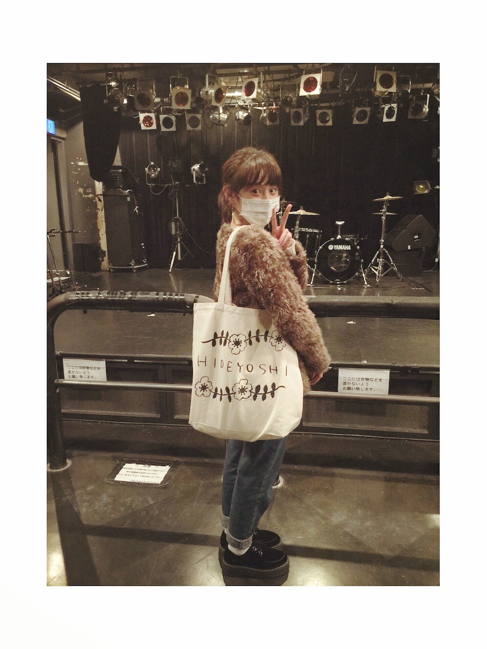 「ライブ、ライブグッズ、ライブハウス、ootd、ACNE、American Apparel、Dr.Martens、デニム、厚底、もこもこ」｜「hideyoshiのライブグッズ♡（トートバッグ、ホワイト系）」を使った、高橋愛さん（レディース・154cm）の春コーディネートの1枚目の写真