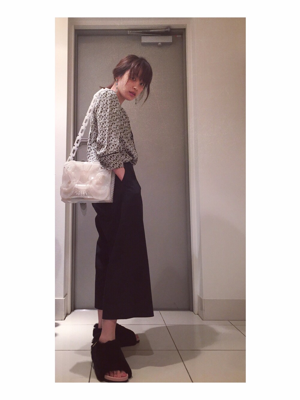 「MONKI、ガウチョパンツ、SLY、mame、mamemamemame、CELINE、ファー、もこもこサンダル」｜「MONKIのアイテム（シャツ/ブラウス、ブラック系）」を使った、高橋愛さん（レディース・154cm）の春コーディネートの1枚目の写真