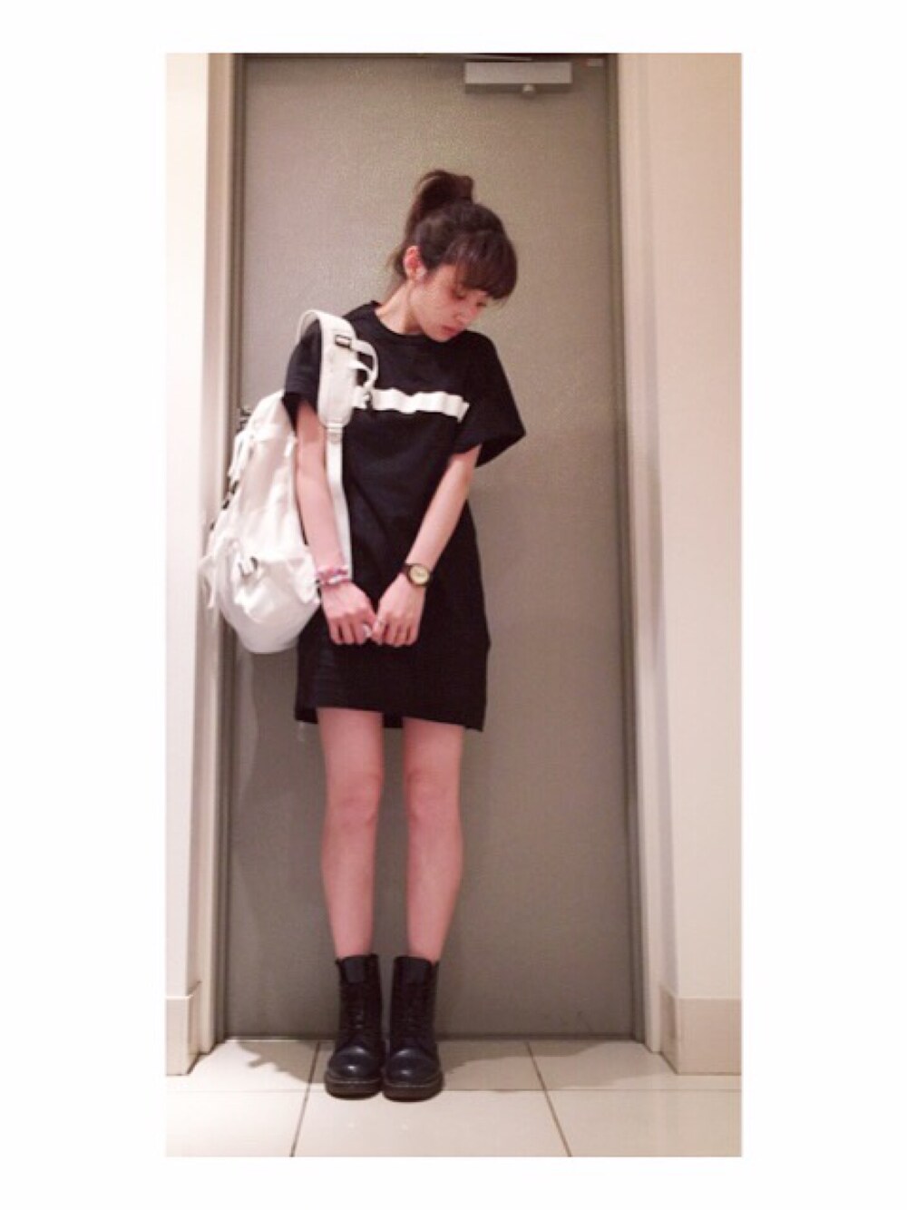 「CATCOPY、ootd、moussy、バックパック」｜「CATCOPYのCATCOPY Tシャツワンピ♡（ワンピース、ブラック系）」を使った、高橋愛さん（レディース・154cm）の春コーディネートの1枚目の写真