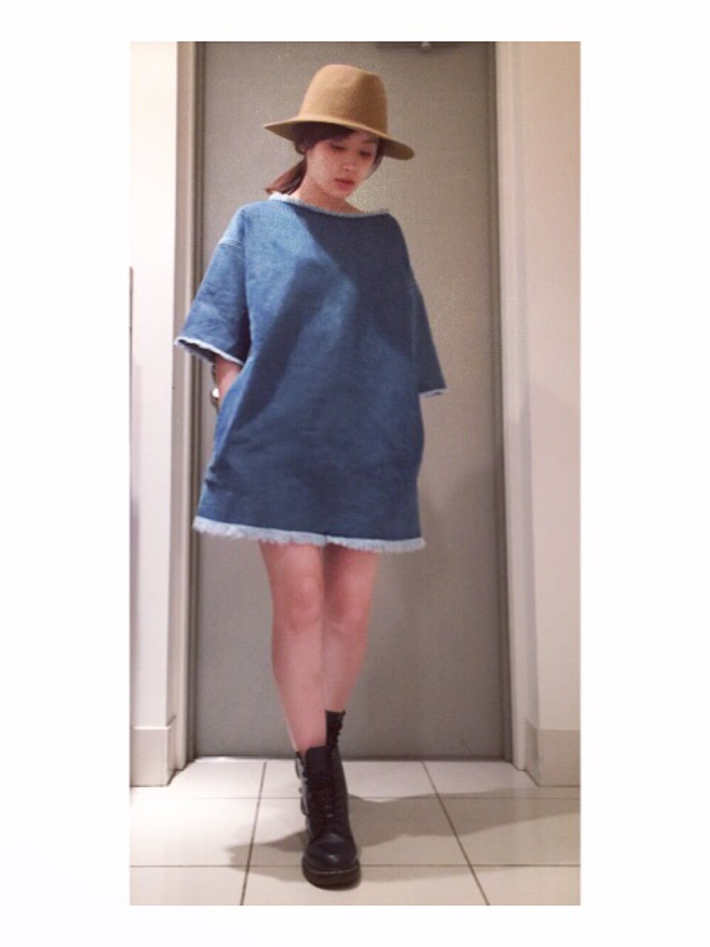 「♡、moussy、SEDA、デニム、切りっぱなしデニム、アメカジ、アーバンリサーチ、URBAN RESEARCH、ootd」｜「MOUSSYのHEWN DENIM OP（ワンピース、ブルー系）」を使った、高橋愛さん（レディース・154cm）の夏コーディネートの1枚目の写真