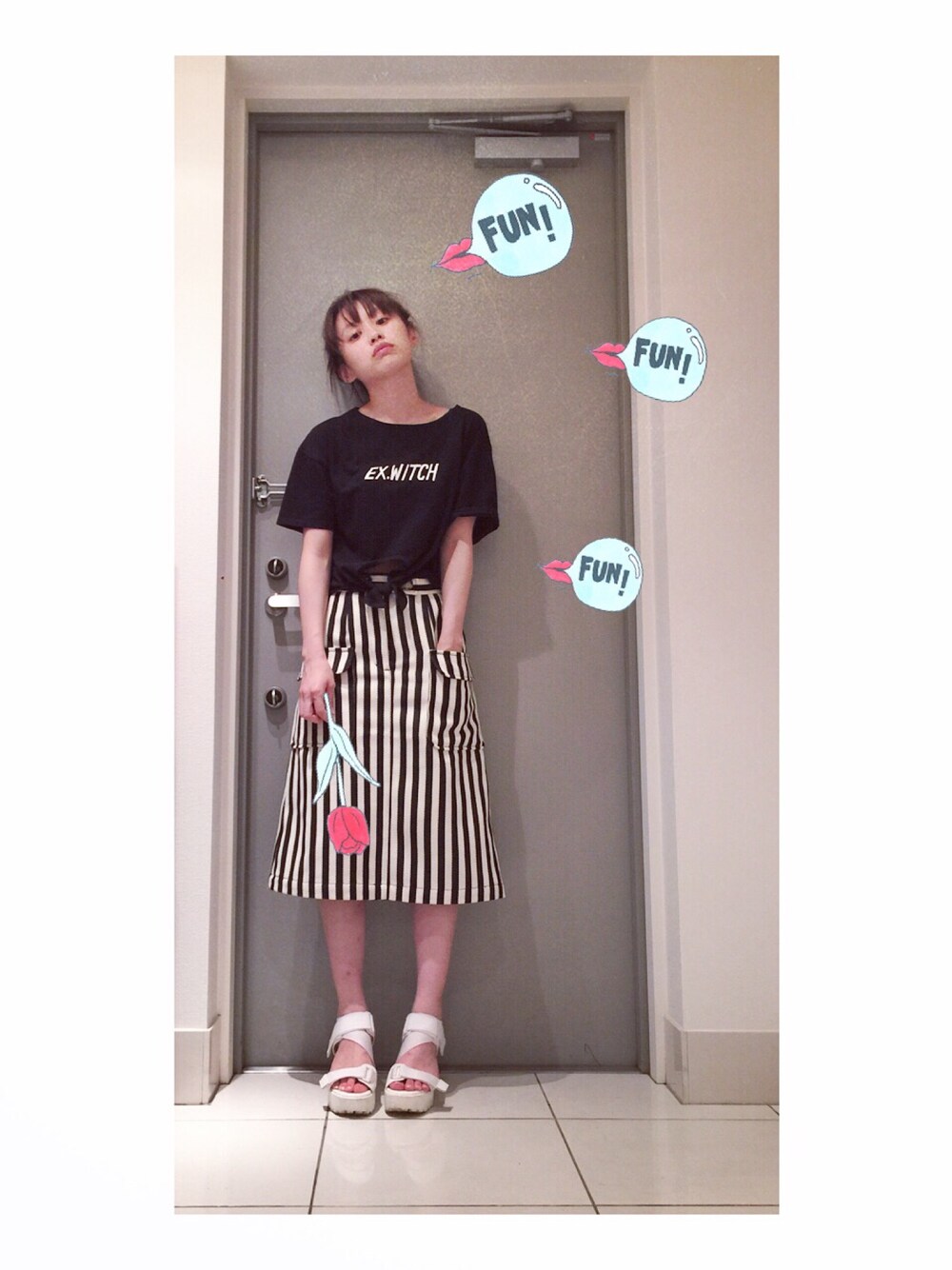 「CATCOPY、ヘソだし、ストライプ、moussy」｜「catcopyのアイテム（Tシャツ/カットソー、ブラック系）」を使った、高橋愛さん（レディース・154cm）の夏コーディネートの1枚目の写真