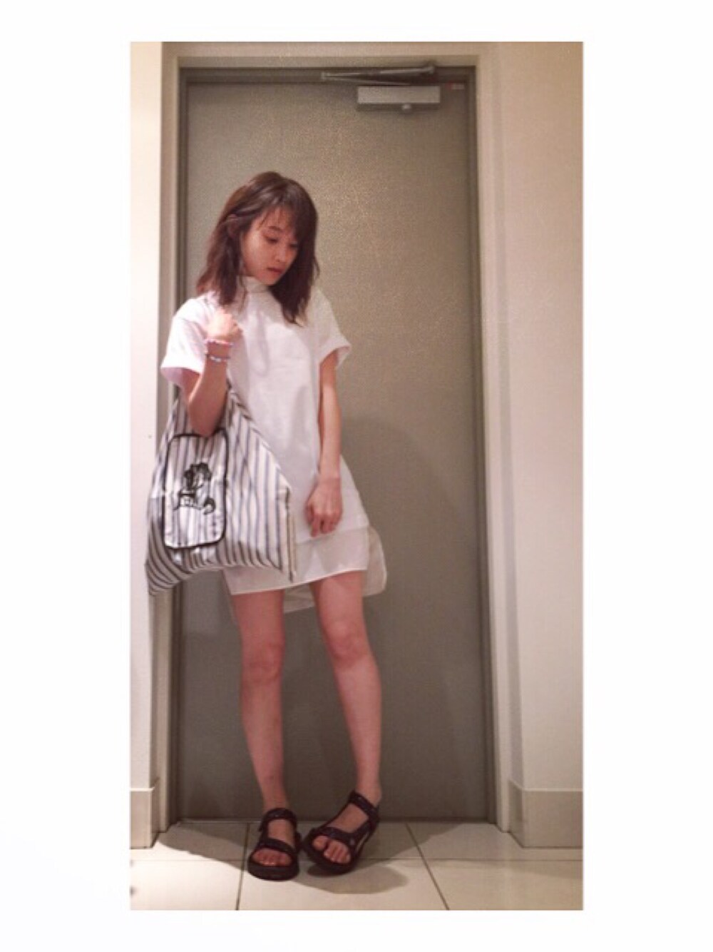 「CATCOPY、ootd、x-girl、teva、haco.」｜「CATCOPYのアイテム（Tシャツ/カットソー、ホワイト系）」を使った、高橋愛さん（レディース・154cm）の夏コーディネートの1枚目の写真