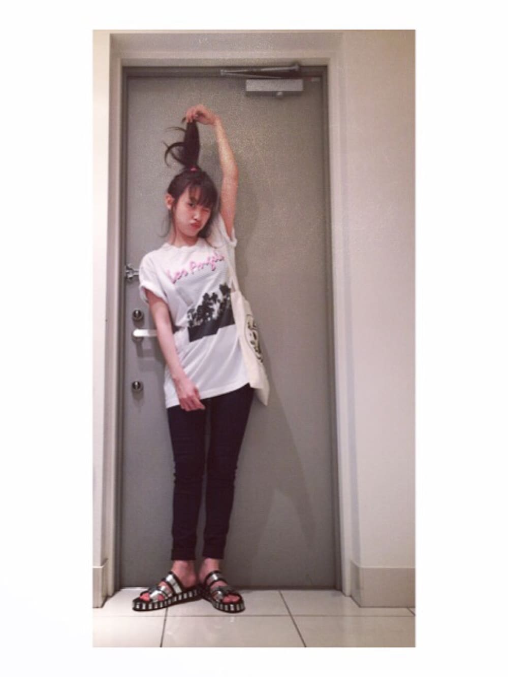「ootd、American Apparel、スキニーデニム、ポニーテール、little sunny bite、ACNE、つっかけサンダル、楽チンコーデ」｜「American Apparelのアイテム（デニムパンツ、ブルー系）」を使った、高橋愛さん（レディース・154cm）の夏コーディネートの1枚目の写真