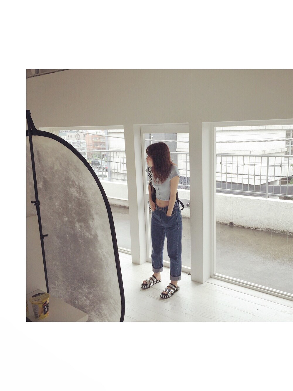 「mer、高橋愛、私服コーデ、American Apparel、水色、腹チラ、夏コーデ、つっかけサンダル」｜「American Apparelのアイテム（Tシャツ/カットソー、ブルー系）」を使った、高橋愛さん（レディース・154cm）の夏コーディネートの1枚目の写真