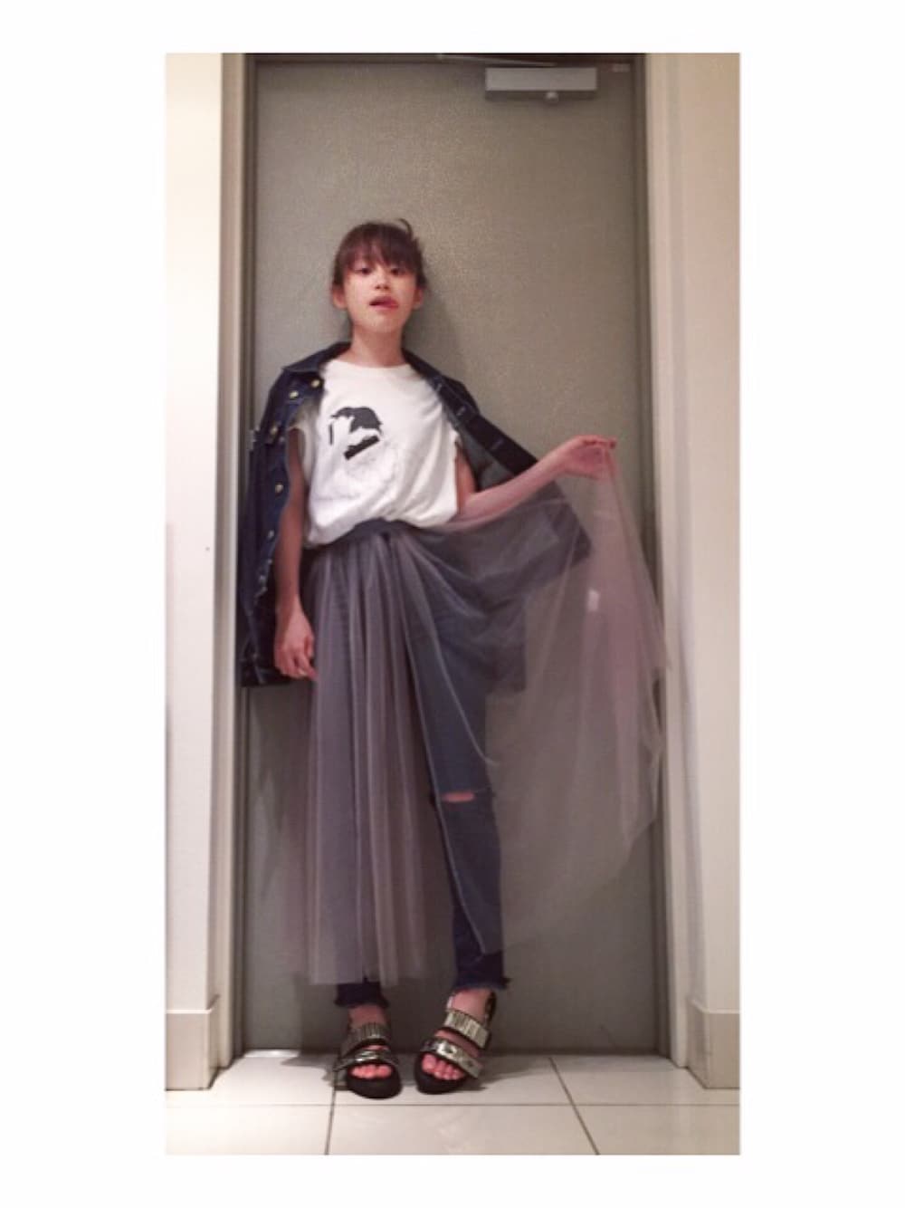 「American Apparel、スケスケ、Cry.、スキニーデニム、TOGA、TOGA PULLA、メタル、メタルサンダル、CATCOPY、ジャスティンビーバー」｜「CAT COPYのアイテム（Tシャツ/カットソー、ホワイト系）」を使った、高橋愛さん（レディース・154cm）の夏コーディネートの1枚目の写真