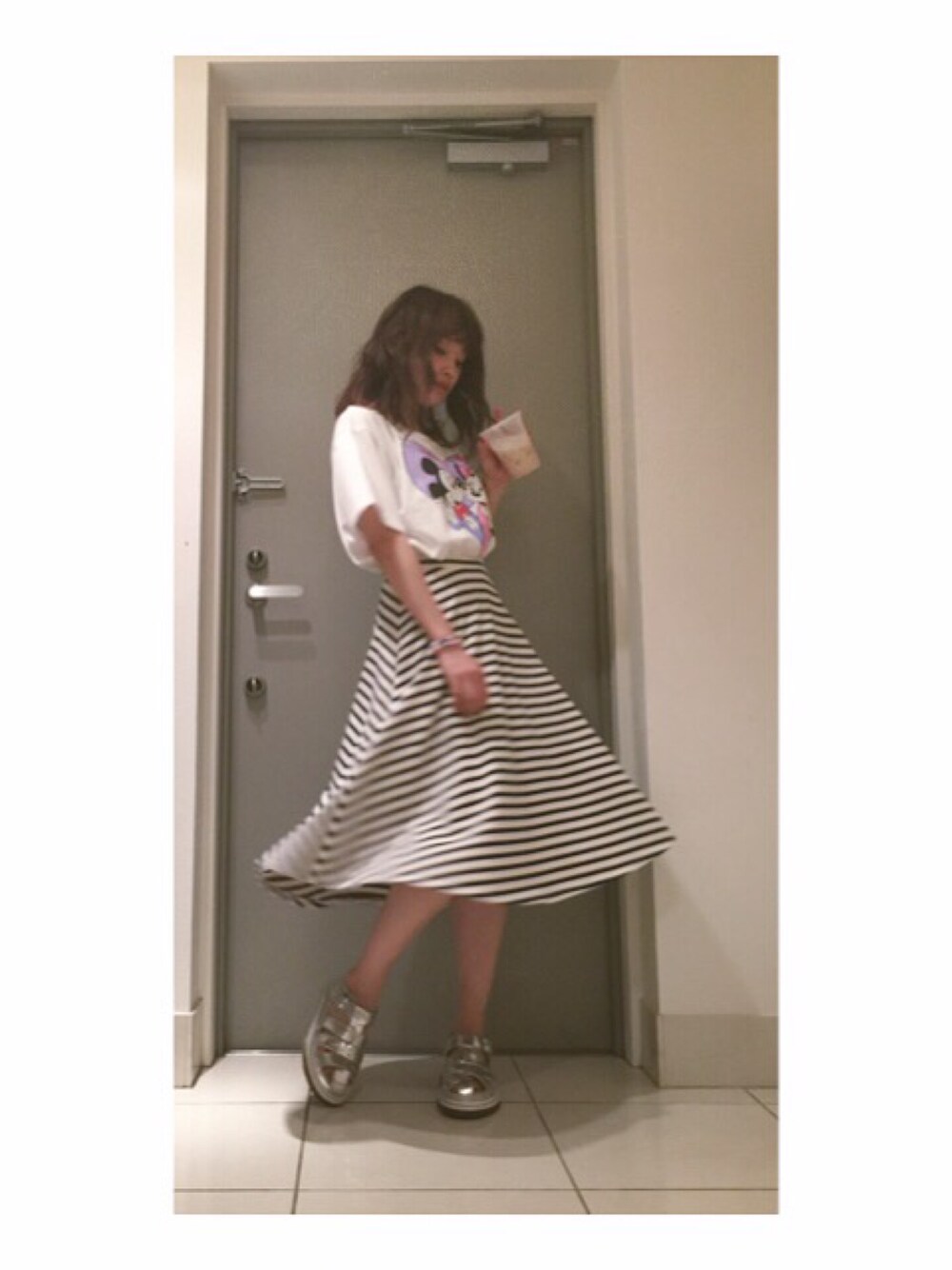 「merry jenny、ボーダー、American Apparel、シルバーサンダル、メタリック、disney、Dr.Martens、ペアルック、白Tシャツ、ローソン」｜「merry jennyのMICKEY&MINNIE Tee（Tシャツ/カットソー、ホワイト系）」を使った、高橋愛さん（レディース・154cm）の夏コーディネートの1枚目の写真