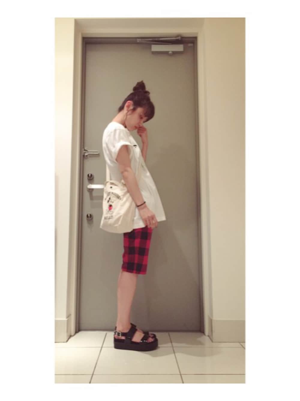 「cher、チェック、ハーフパンツ、おだんごヘアー、CATCOPY、mini、付録バッグ、disney、x-girl」｜「catcopyのアイテム（Tシャツ/カットソー、ホワイト系）」を使った、高橋愛さん（レディース・154cm）の夏コーディネートの1枚目の写真