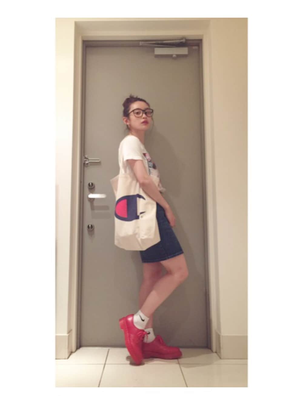 「little sunny bite、American Apparel、Champion、タイトスカート、Dr.Martens、red」｜「Championのアイテム（エコバッグ/サブバッグ、ベージュ系）」を使った、高橋愛さん（レディース・154cm）の夏コーディネートの1枚目の写真