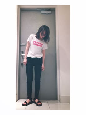 「Levi's（リーバイス）のアイテム（Tシャツ/カットソー）」を使った、高橋愛さん（レディース・154cm）の夏コーディネート