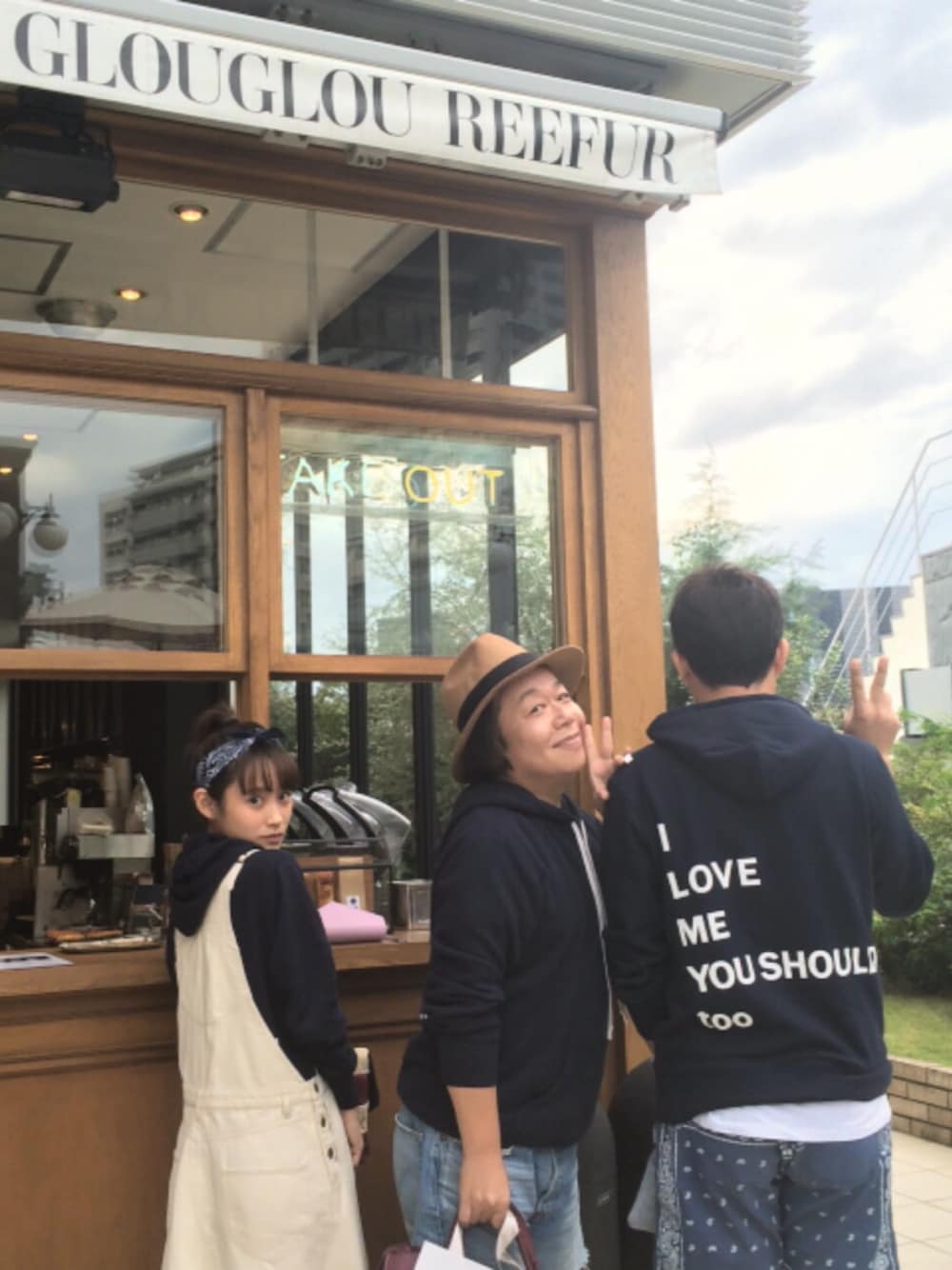 「しげるちゃん、73r、お揃い、パーカー、やっぱりパーカーが好き」｜「73Rのアイテム（パーカー、ブルー系）」を使った、高橋愛さん（レディース・154cm）の秋コーディネートの1枚目の写真