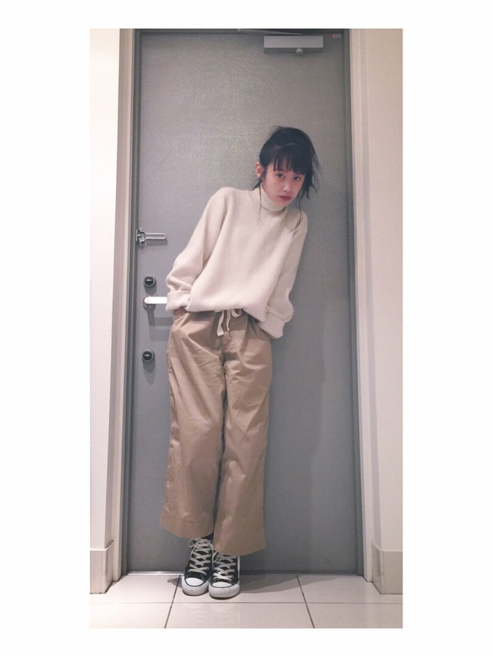 「WRAPINKNOT、チノパン、BEAMS、converse、メンズアイテム、BEAMS BOY」｜「BEAMS BOYのBEAMS BOY / チノ ワイド イージーパンツ▼（チノパンツ、グリーン系）」を使った、高橋愛さん（レディース・154cm）の秋コーディネートの1枚目の写真