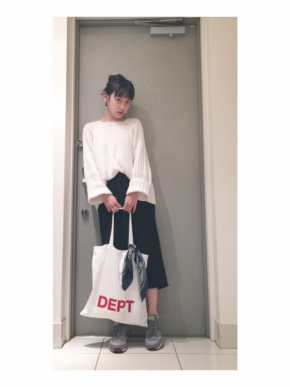 「タイトスカート、ikumi、モノトーン、x-girl、reebok、スニーカー、DEPT、バンダナ、moussy」｜「IKUMIのRIBKNIT（シャツ/ブラウス、ホワイト系）」を使った、高橋愛さん（レディース・154cm）の秋コーディネートの1枚目の写真