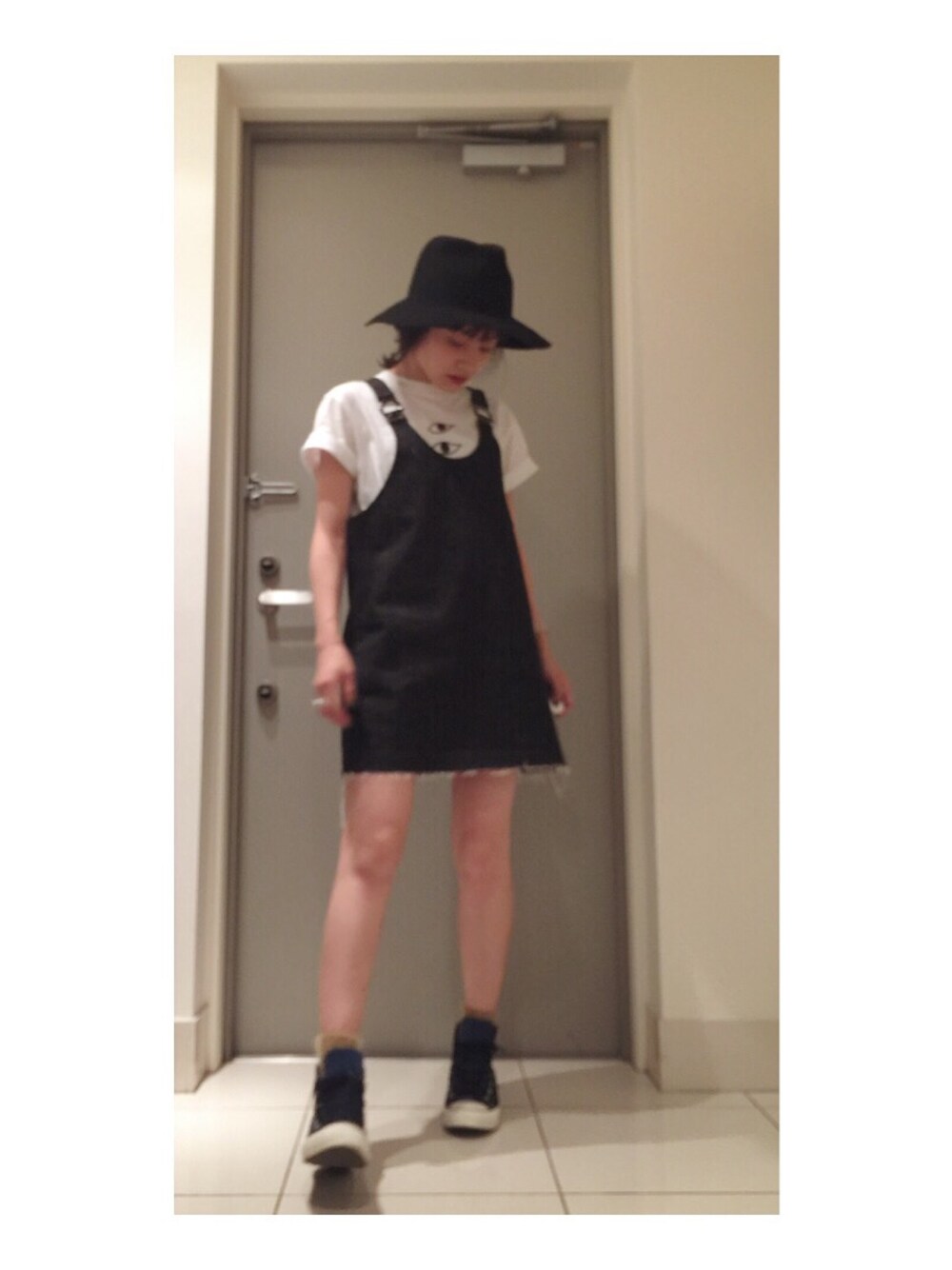 「真っ黒、赤リップ、ootd、ハット、Cry.、made in HEAVEN、CATCOPY、アングリッド、コンバース、cher」｜「CONVERSEのCher×CONVERSE 15AW（スニーカー、その他）」を使った、高橋愛さん（レディース・154cm）の秋コーディネートの1枚目の写真