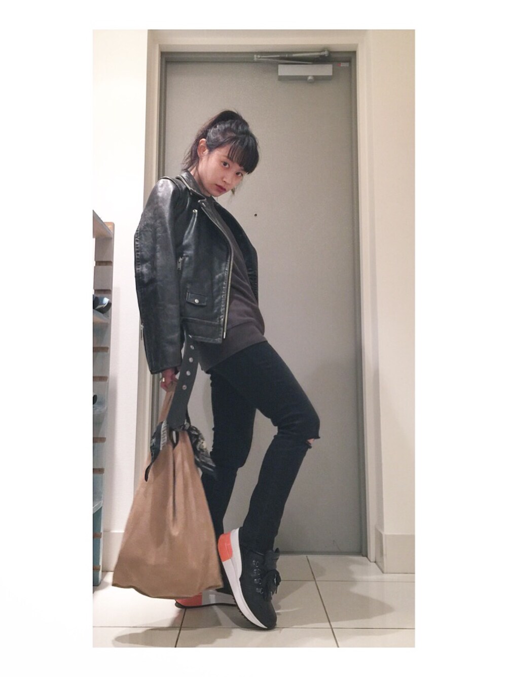 「wwdjf、オニツカタイガー、Onitsuka Tiger、Andrea Pompilio、スニーカー、CATCOPY、Levi's、UNIQLO、ルメールコラボ、GAP」｜「GAPのアイテム（ライダースジャケット、ブラック系）」を使った、高橋愛さん（レディース・154cm）の秋コーディネートの1枚目の写真