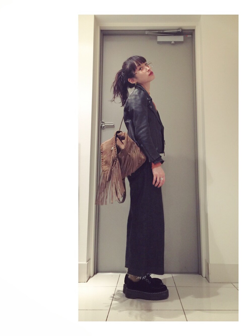 「LOWRYS FARM、Ungrid、マスタード、ガウチョパンツ、ガウチョデニム、Cry.、made in HEAVEN、DOMENICO+SAVIO、ライダース」｜「jouetieのアイテム（バックパック/リュック、ブラウン系）」を使った、高橋愛さん（レディース・154cm）の秋コーディネートの1枚目の写真