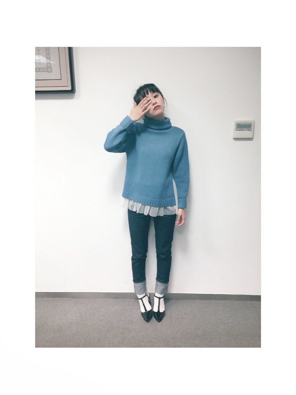 「haco.、SLY、デニム、パンプス、高橋愛、ラブ＆ピース2015」｜「SLYのKent JW Just Slim-A（デニムパンツ、ブルー系）」を使った、高橋愛さん（レディース・154cm）の秋コーディネートの1枚目の写真