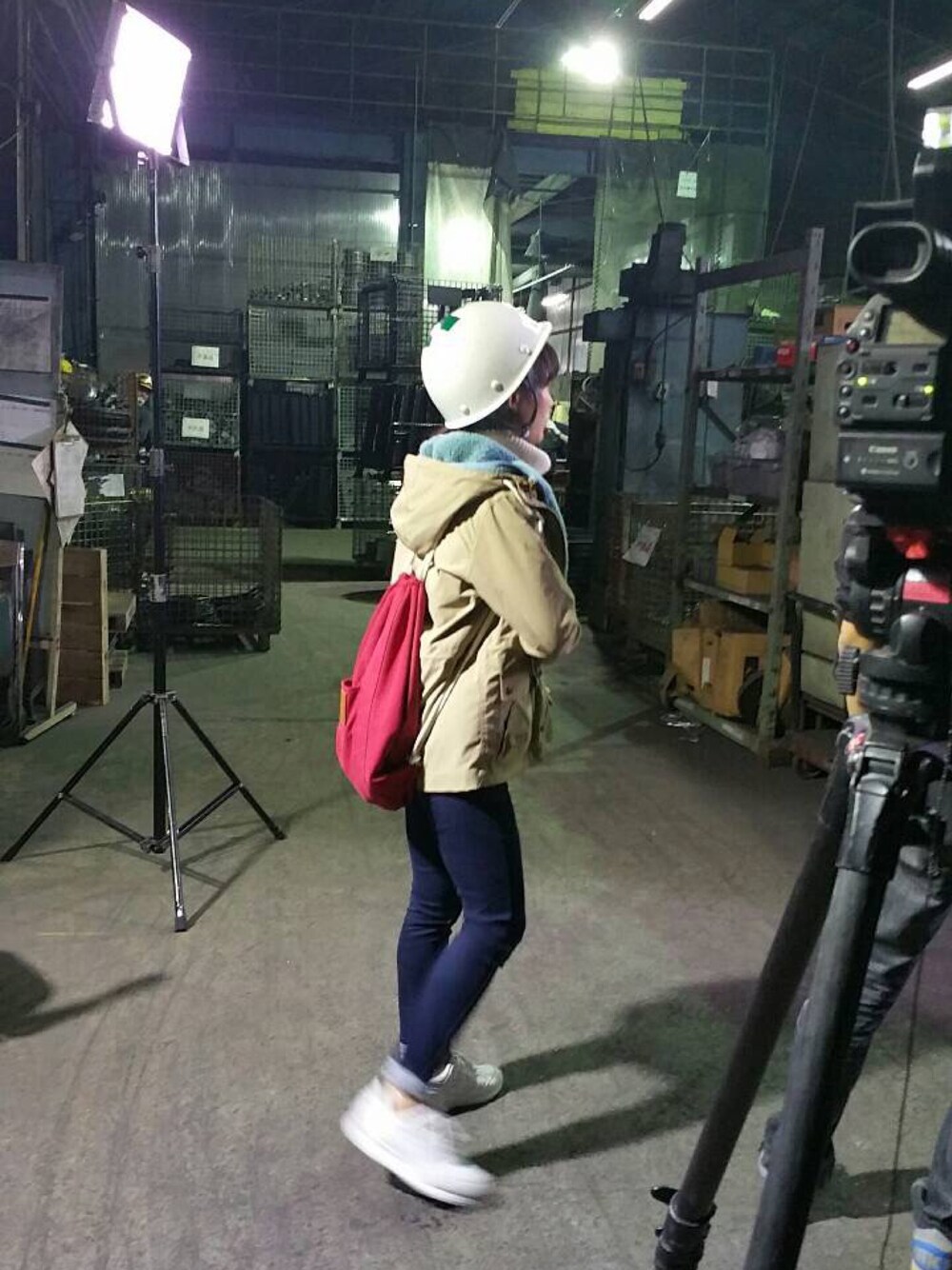 「asics、asics tiger、GEL LYTE 3、atmos、LOVE&PEACH、高橋愛、ナップサック、UNIQLO、x-girl」｜「X-girlの3WAY MOUNTAIN PARKA SOLID（マウンテンパーカー、ベージュ系）」を使った、高橋愛さん（レディース・154cm）の秋コーディネートの1枚目の写真