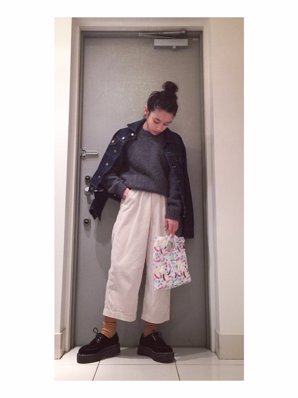 「Rumiさん、Rumiさんアレンジ、お団子ヘアー、Right-on、コーデュロイ、白パンツ、きいろ靴下、American Apparel、green label relaxing」｜「green label relaxingのNEP MO C/N 3G ニット（ニット/セーター、グレー系）」を使った、高橋愛さん（レディース・154cm）の秋コーディネートの1枚目の写真