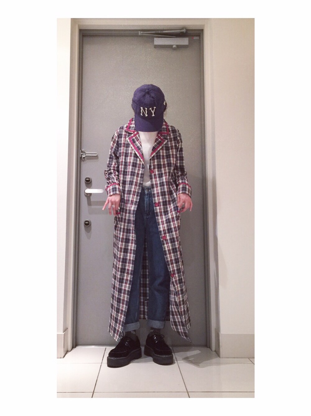 「Aymmy in the batty girls、瀬戸あゆみ、American Apparel、Dr.Martens、チェックシャツ、Hanes、ヘインズ、サーマル」｜「Aymmy in the batty girlsのアイテム（ワンピース、その他）」を使った、高橋愛さん（レディース・154cm）の秋コーディネートの1枚目の写真