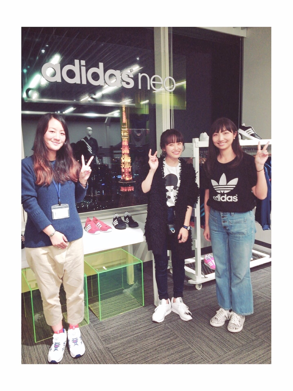 ブラック系のジャケット/アウター、ホワイト系のスニーカー、ホワイト系のTシャツ/カットソーを着用したレディースの秋コーディネートの1枚目の写真