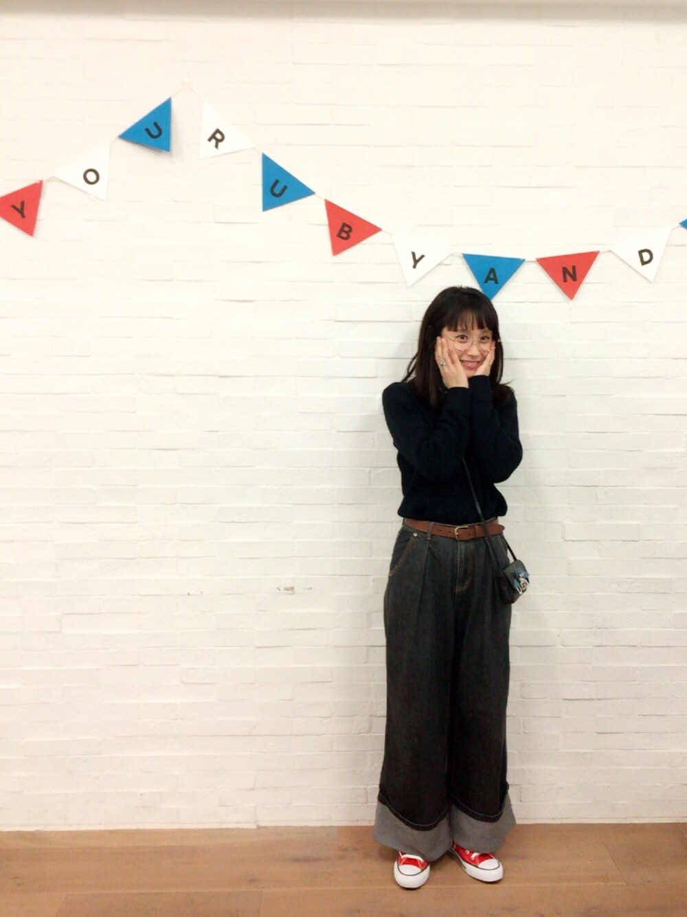 「CATCOPY、メンズニット、ﾙﾒｰﾙ、UNIQLO、ワイドパンツ、デニム」｜「UNIQLOのアイテム（スウェット、グレー系）」を使った、高橋愛さん（レディース・154cm）の冬コーディネートの1枚目の写真