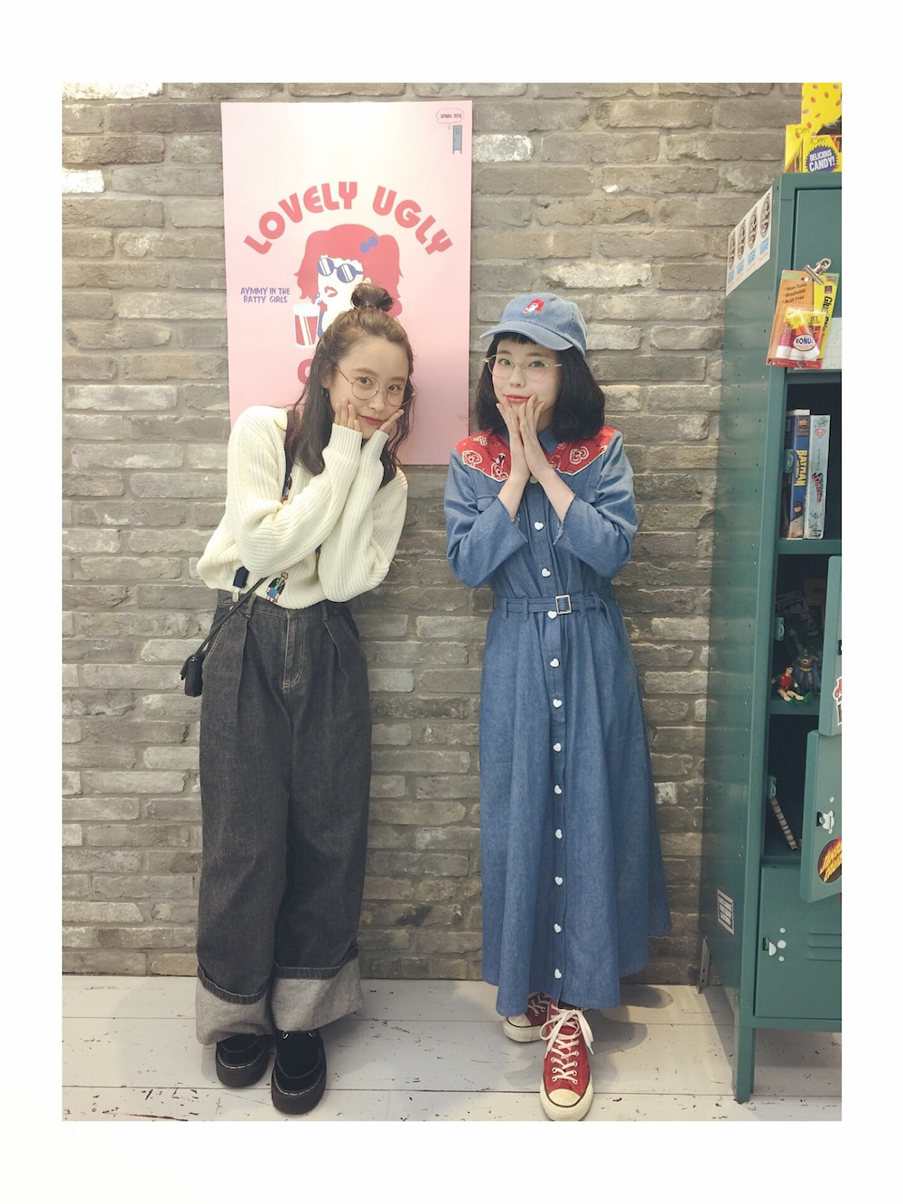 「瀬戸あゆみ、Aymmy in the batty girls、展示会、CATCOPY、デニム、ニット、サスペンダー、厚底」｜「Aymmy in the batty girlsのGHOST GIRLS ワッペンニットセーター（ニット/セーター、ホワイト系）」を使った、高橋愛さん（レディース・154cm）の冬コーディネートの1枚目の写真