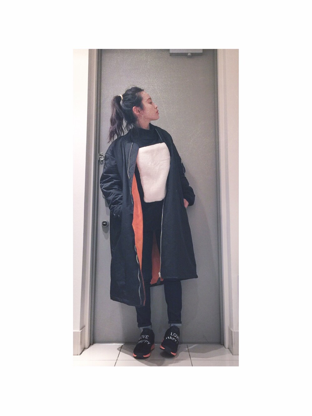 「jouetie、UNIQLO、g.v.g.v.、MI Adidas、LOVE、happy」｜「jouetieのファー付トレーナーチュニック（スウェット、ブラック系）」を使った、高橋愛さん（レディース・154cm）の冬コーディネートの1枚目の写真