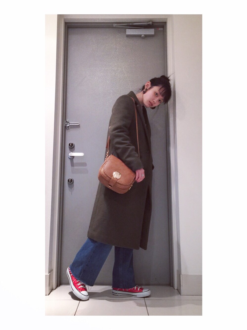 「casselini、キャセリーニ、チェスターコート、LOWRYS FARM、converse、赤、アメカジ、ワイドパンツ、cher shore」｜「Casseliniの【雑誌ar 10月号掲載アイテム】　ビンテージライクポシェット（ショルダーバッグ、ブラウン系）」を使った、高橋愛さん（レディース・154cm）の冬コーディネートの1枚目の写真