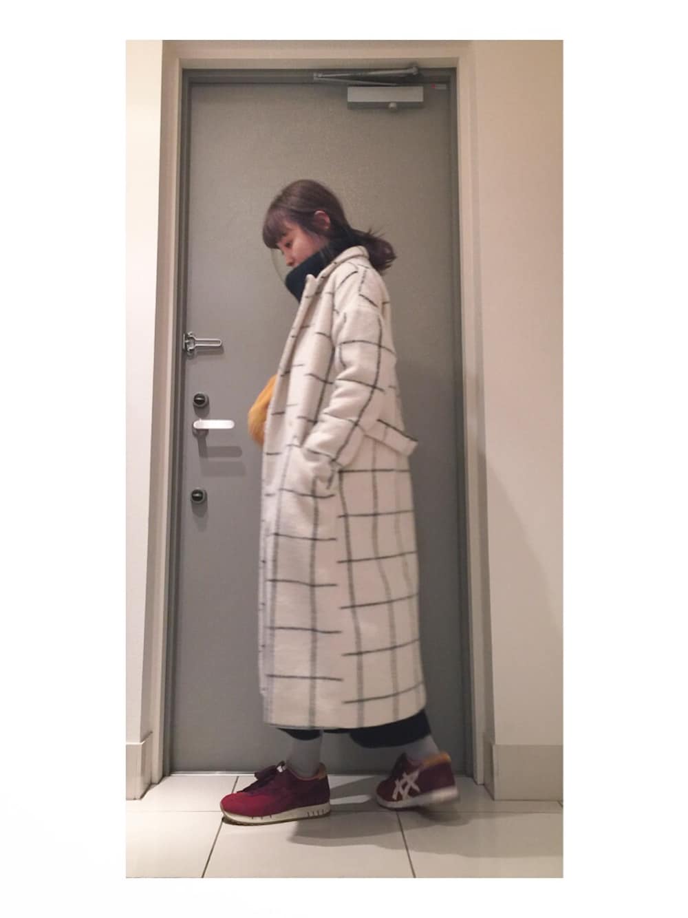 「GU、Heather、ニットワンピ、ロングコート、Onitsuka Tiger、グレータイツ、オニツカタイガー」｜「Onitsuka Tigerの【ミタスニーカーズ 】オニツカタイガー エクスカリバー“ドライド ローズ” 【mita sneakers 】Onitsuka Tiger X-CALIBER “DRIED ROSE”(TH5J1K)（スニーカー、レッド系）」を使った、高橋愛さん（レディース・154cm）の冬コーディネートの1枚目の写真