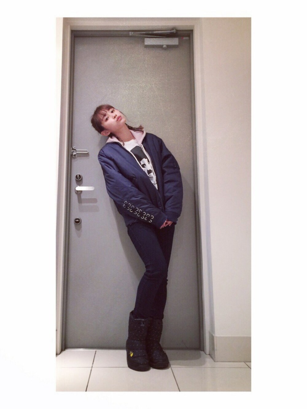 「チャップリン、ロンT、MA-1、LOVE&PEACH、高橋愛、カジュアルコーデ、デニムパンツ、ノースフェイス、x-girl、snow boots」｜「PEACH JOHNのＬＯＶＥ＆ＰＥＡＣＨ／レースアップＭＡ－１（ジャケット/アウター、ブルー系）」を使った、高橋愛さん（レディース・154cm）の冬コーディネートの1枚目の写真