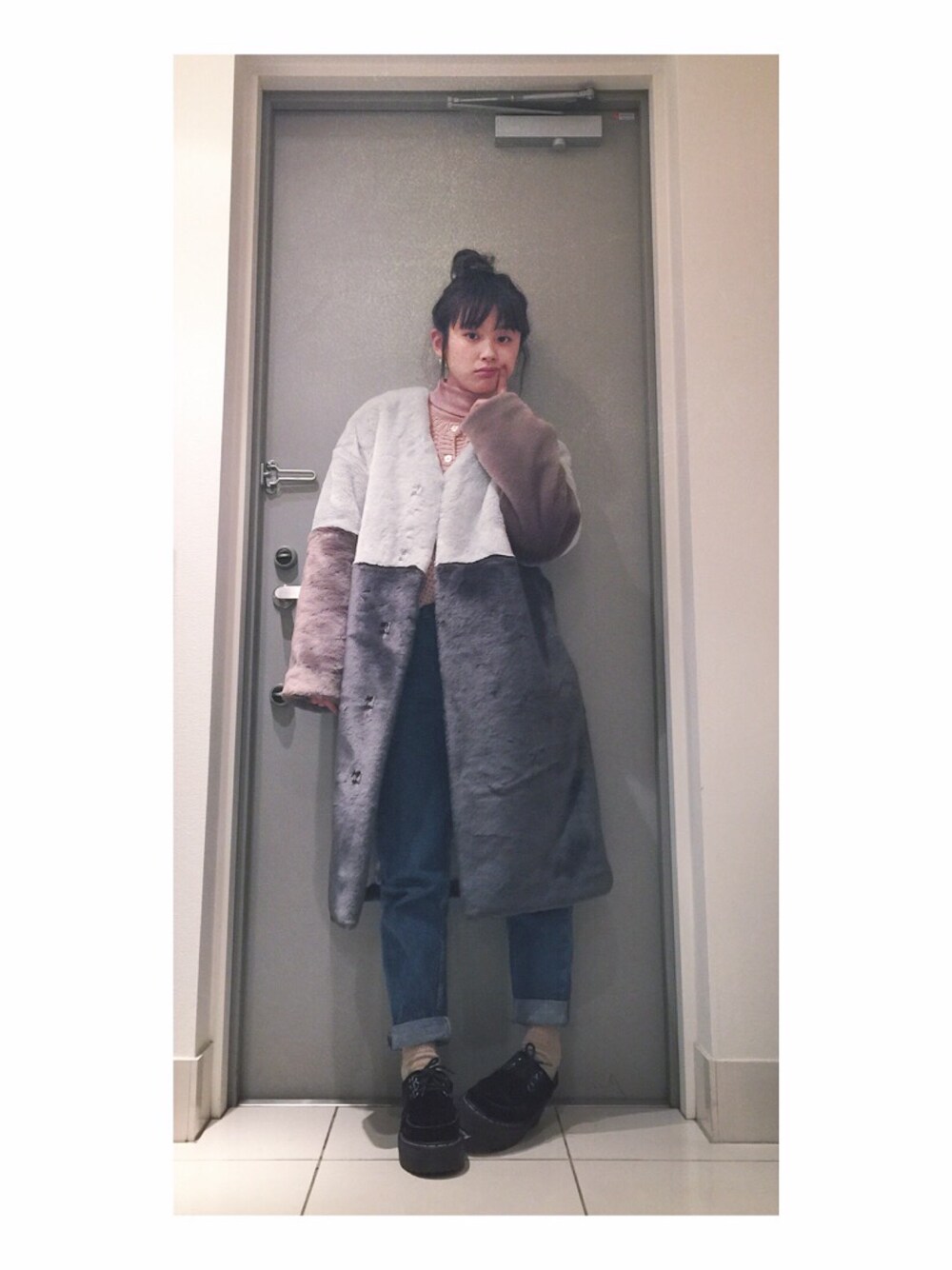 「goocy、CATCOPY、Cry.、パンツスタイル、シンプルコーデ、デニムパンツ、ピンクコーデ、高橋愛、Dr.Martens、made in HEAVEN」｜「CATCOPYのアイテム（ノーカラージャケット、グレー系）」を使った、高橋愛さん（レディース・154cm）の冬コーディネートの1枚目の写真
